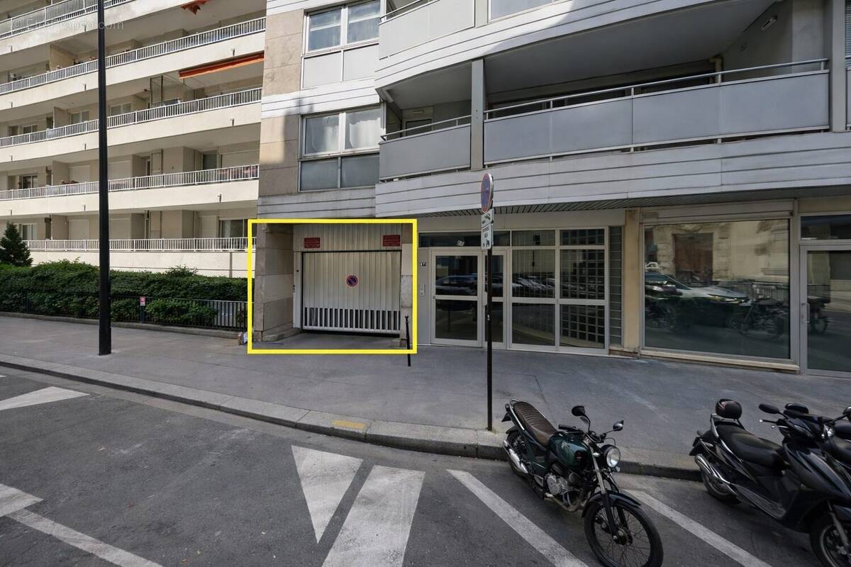 Parking à PARIS-11E