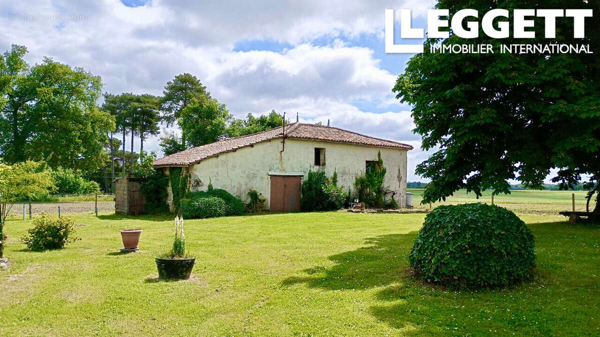 Maison à NIEUL-LE-VIROUIL