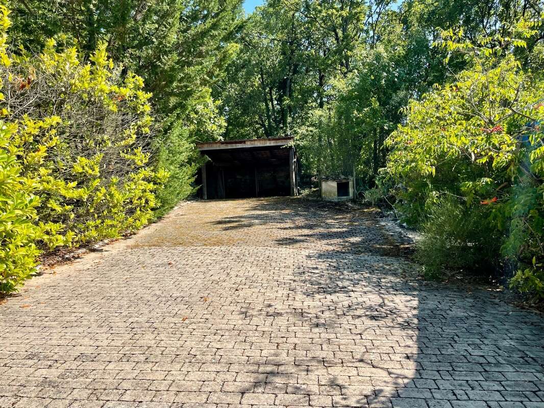 À vendre – Maison avec piscine et grand terrain arboré à Saignon (84400) - photo 9