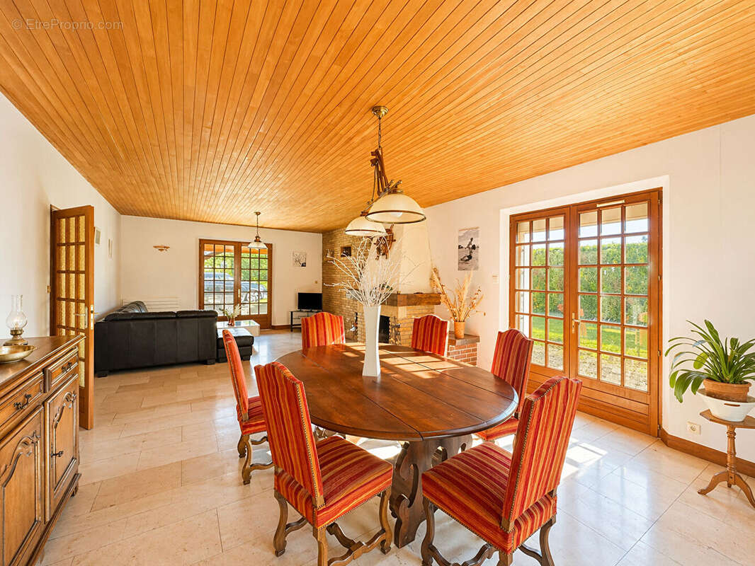 Maison à NOYERS
