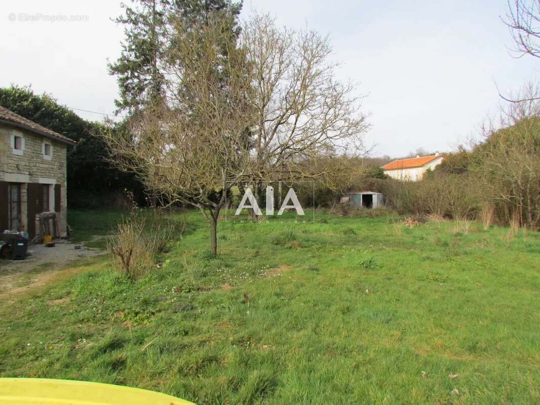 Maison à LES ADJOTS