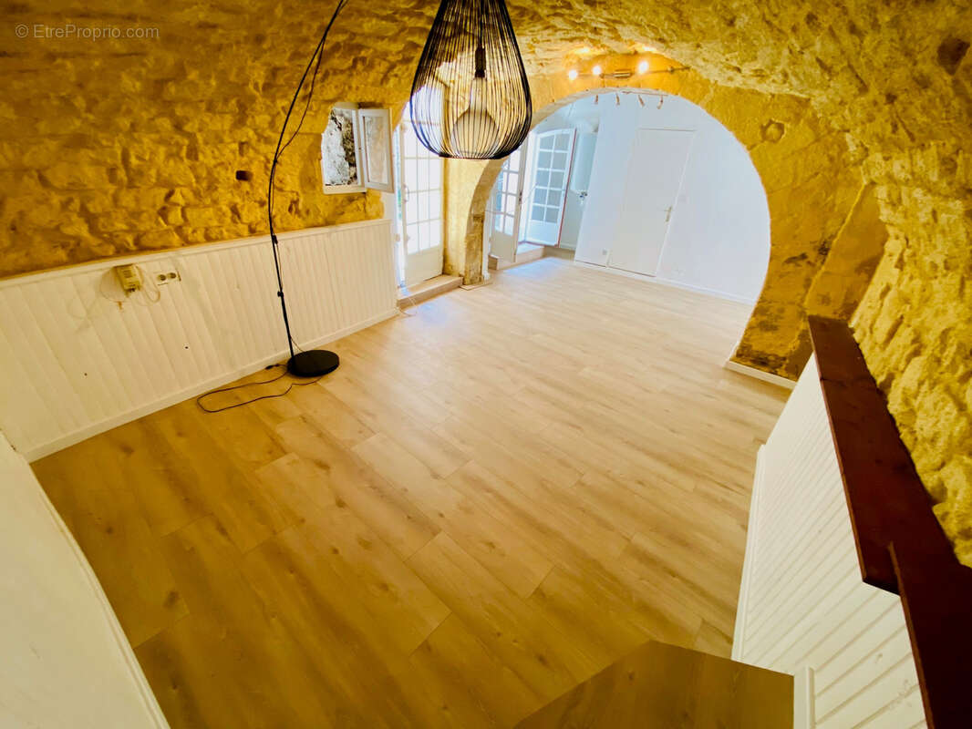 Villeneuve les Maguelone - Maison de village T3 de 65m2 plain-pied avec une cour de 20m2 une dependance, une c - photo 4
