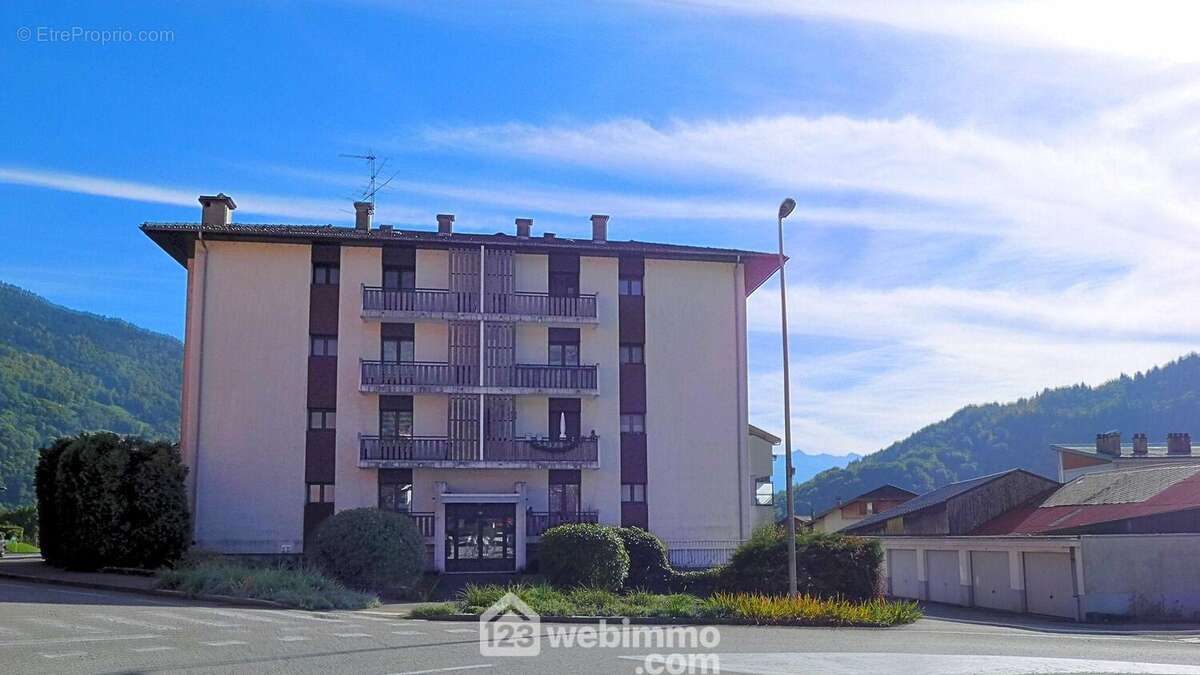 En exclusivité au Chef-lieu d&#039;Ugine, c?est au dernier étage d?une copropriété sécurisée que se situe cet appartement. - Appartement à UGINE