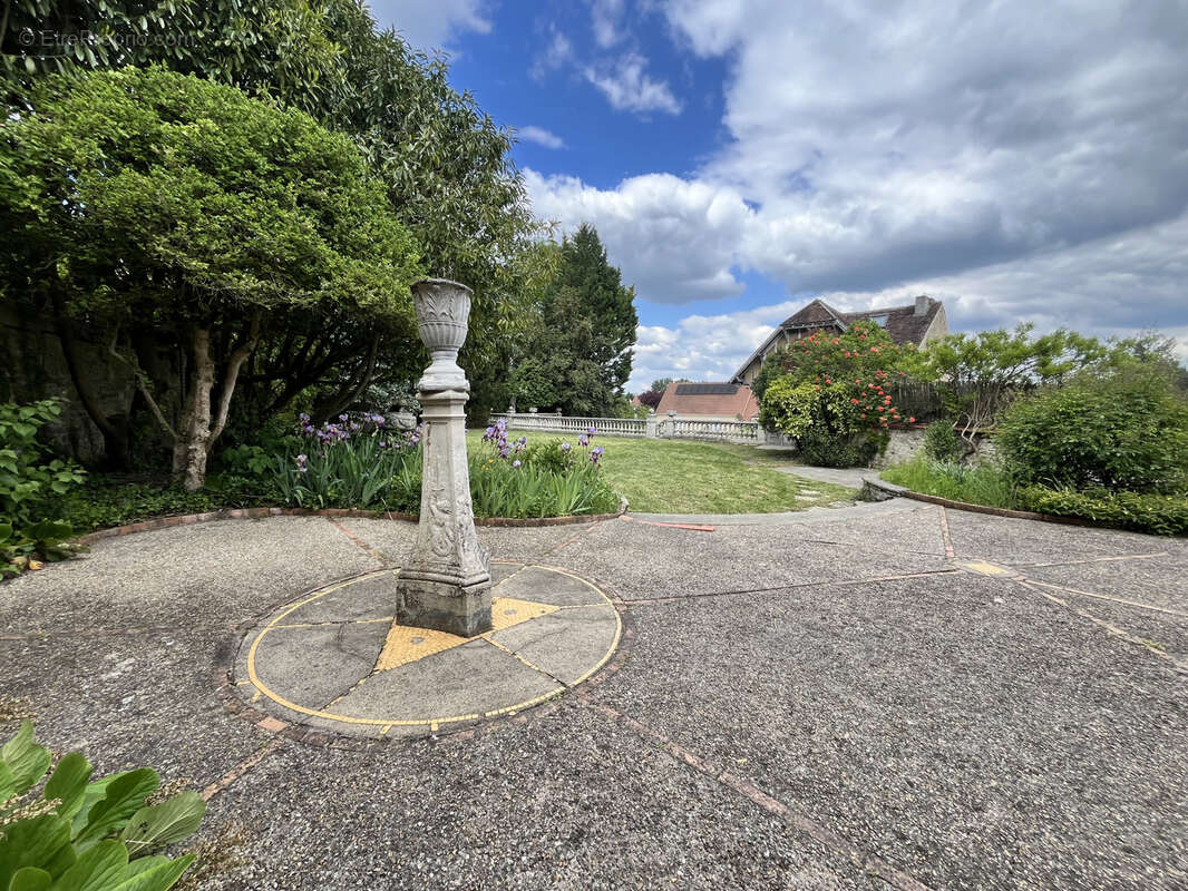 Maison à JOUY-LE-MOUTIER