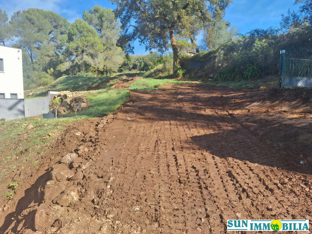 Terrain à LA GAUDE