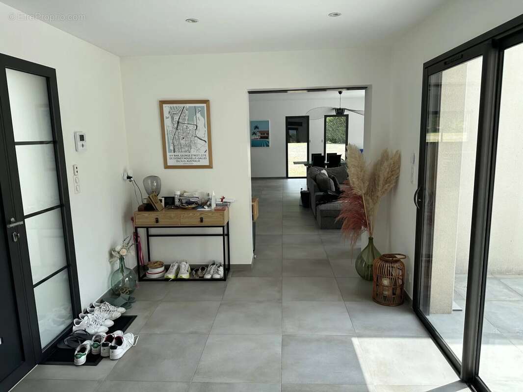 Maison d'architecte avec vue dominante, terrain et garage. - photo 6