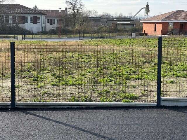 Terrain à SEYRESSE