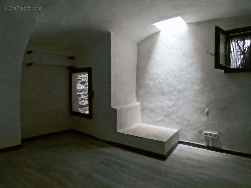 Immeuble Alès 160 m2, local commercial et trois appartements - photo 5