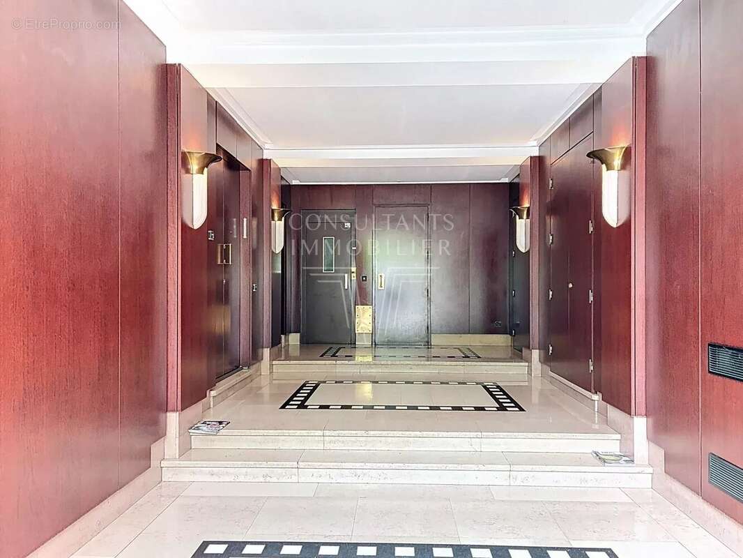 Appartement à NEUILLY-SUR-SEINE