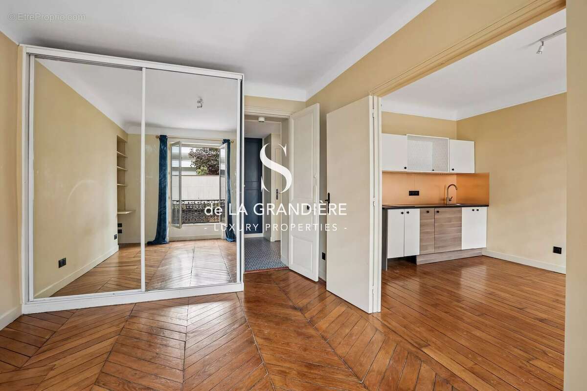 Appartement à PARIS-16E