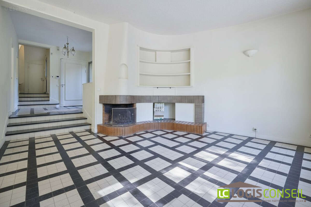 Maison à VERRIERES-LE-BUISSON