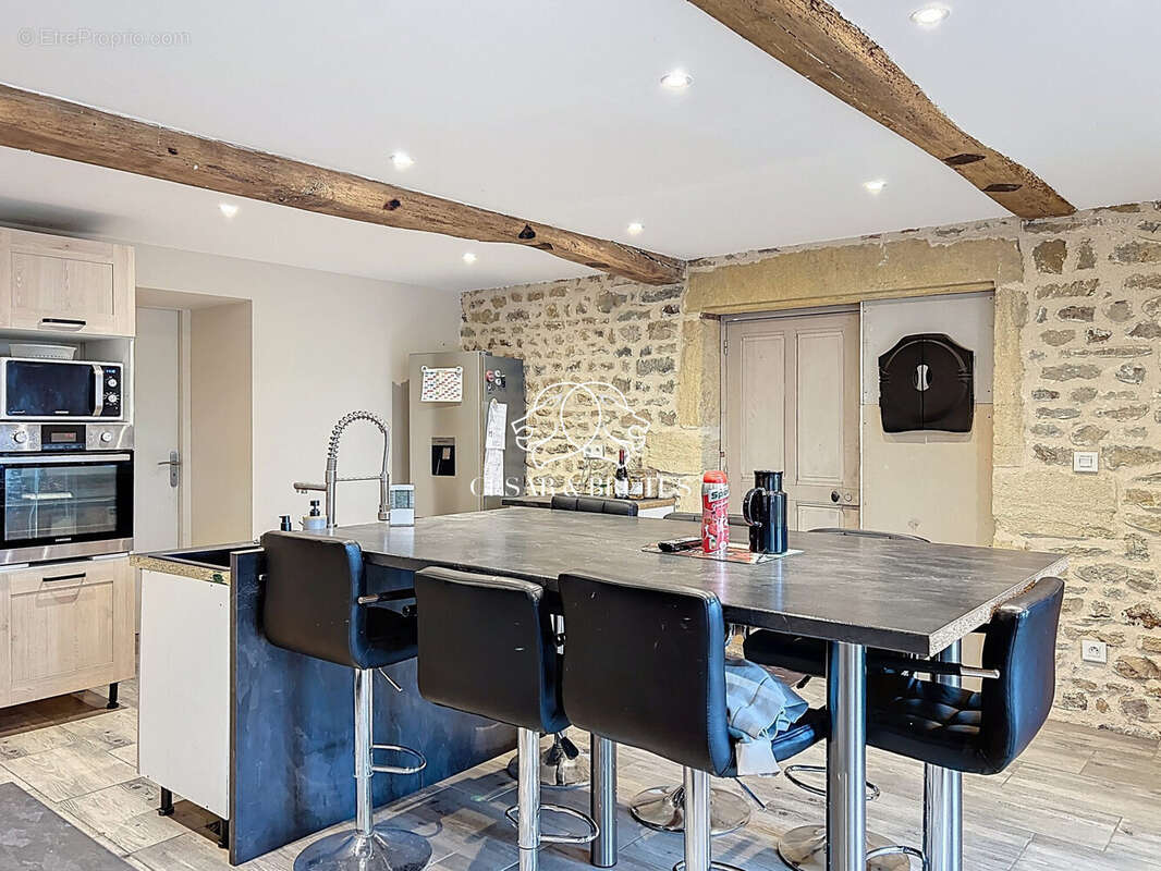 Maison à SAINT-CHRISTOPHE-EN-BRIONNAIS