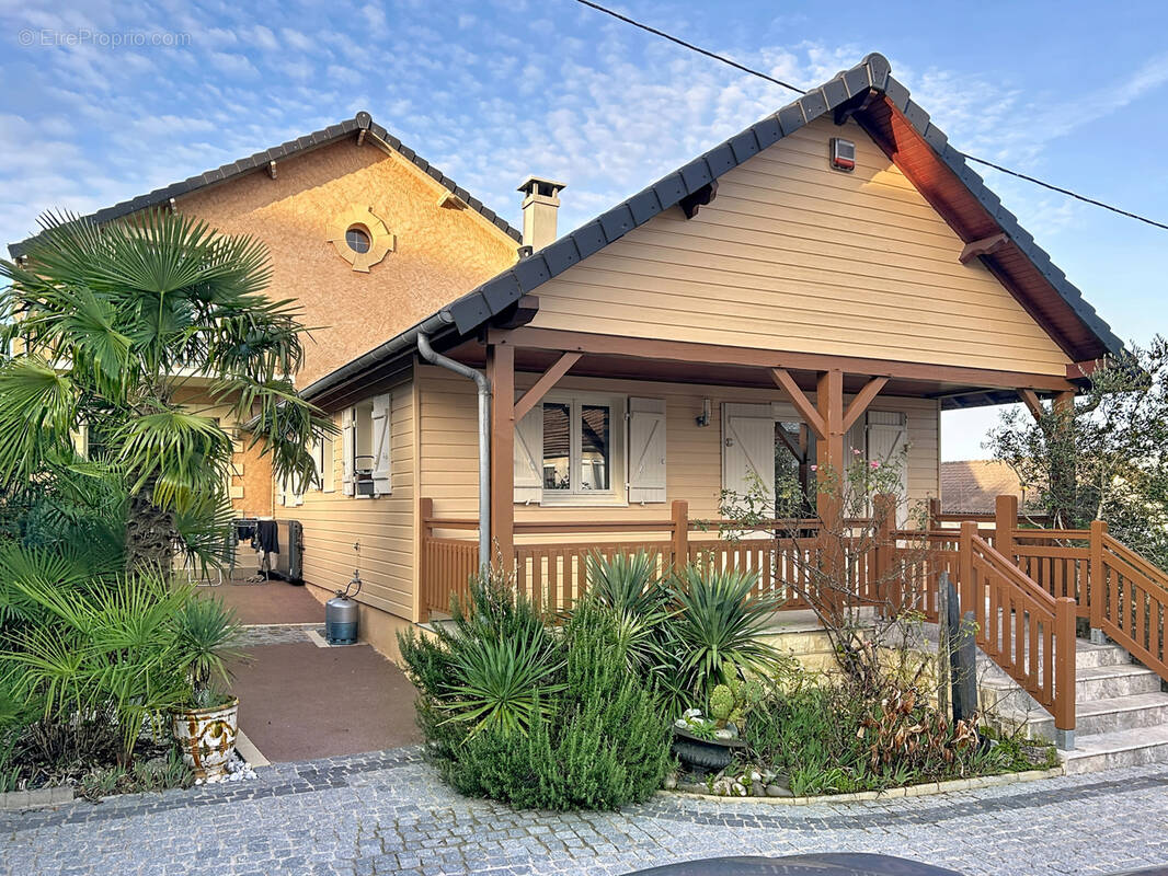 Maison à SAINT-PANTALEON-DE-LARCHE