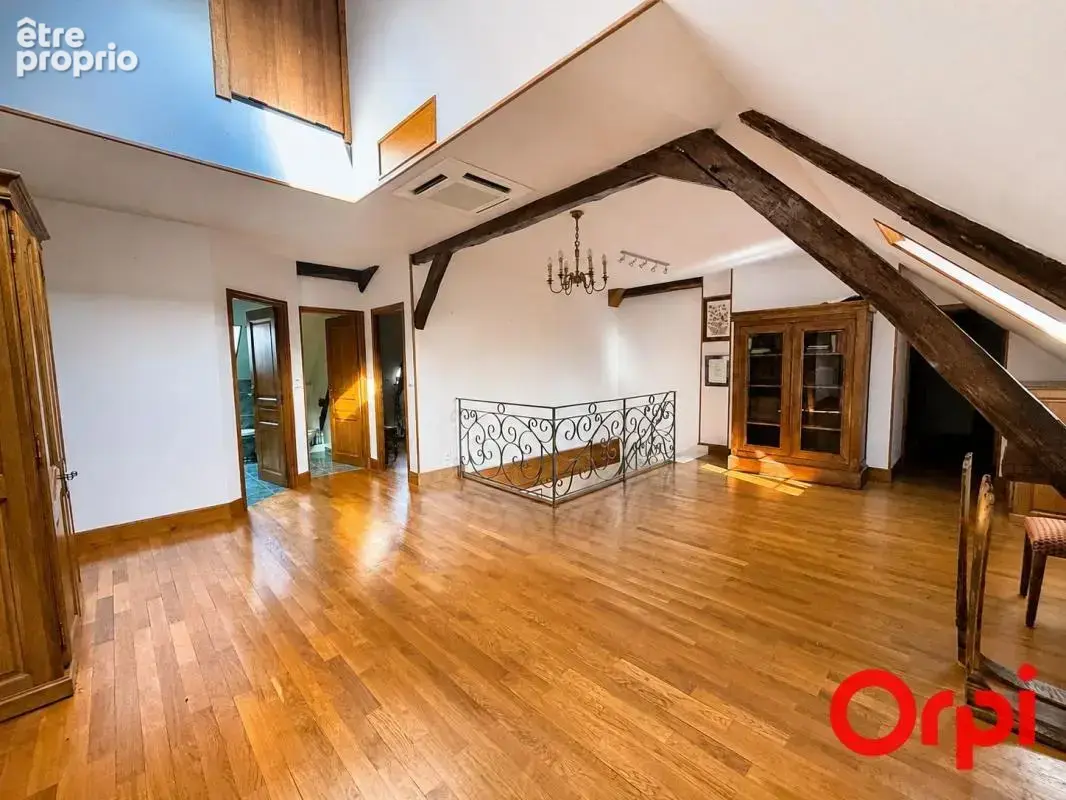 Une propriété pleine de charme, offrant de beaux espaces de vie, quatre chambres et des prestations de qualité, à découvrir sans - photo 10