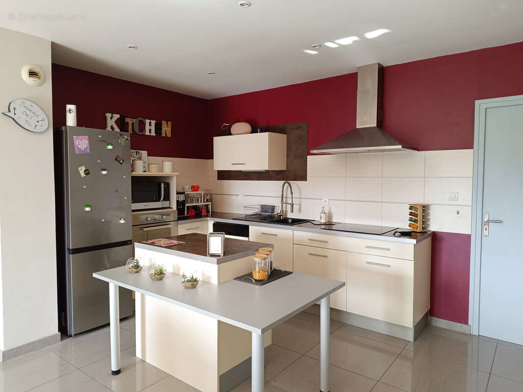 Appartement à SAINT-VICTOR-MALESCOURS