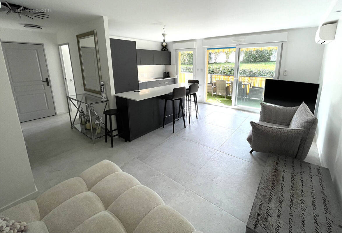 Appartement à SAINT-LAURENT-DU-VAR