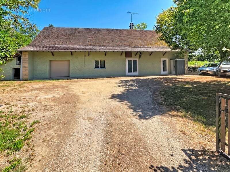 Maison en pierre rénovée avec dépendances –  Terrain de 2 200 m² - photo 17