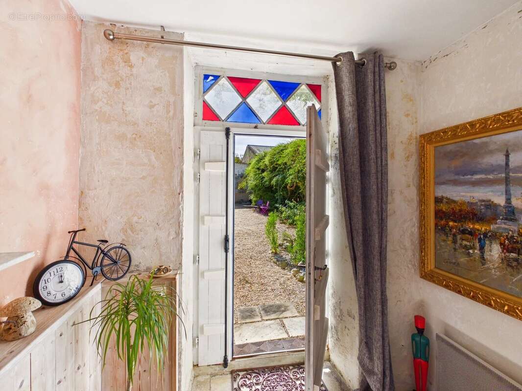 Maison rénovée en gardant tous les élements de l'époque, et commerces à pied! - photo 8
