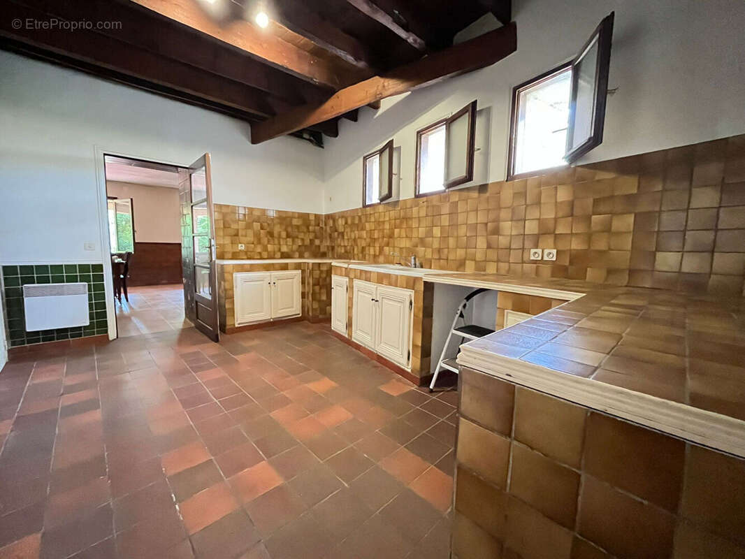 À vendre Authentique Mas - 5 chambres avec piscine, parc arboré et 4 garages - Proche Calvisson - photo 8