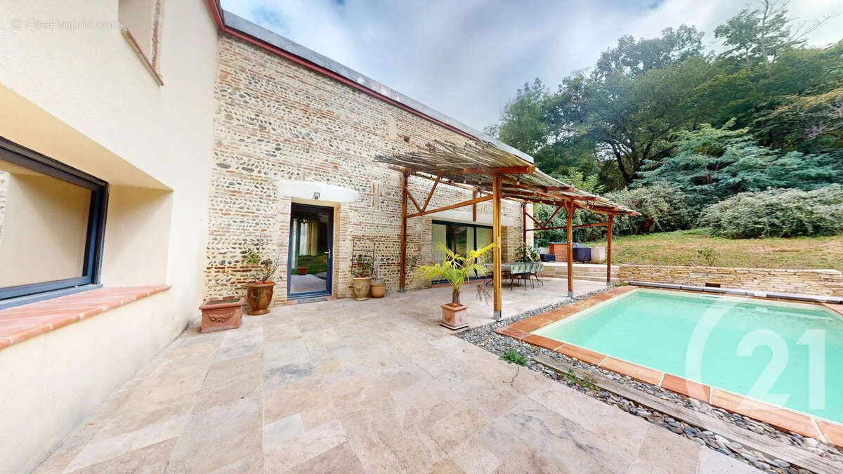 Maison à MONTAIGUT-SUR-SAVE