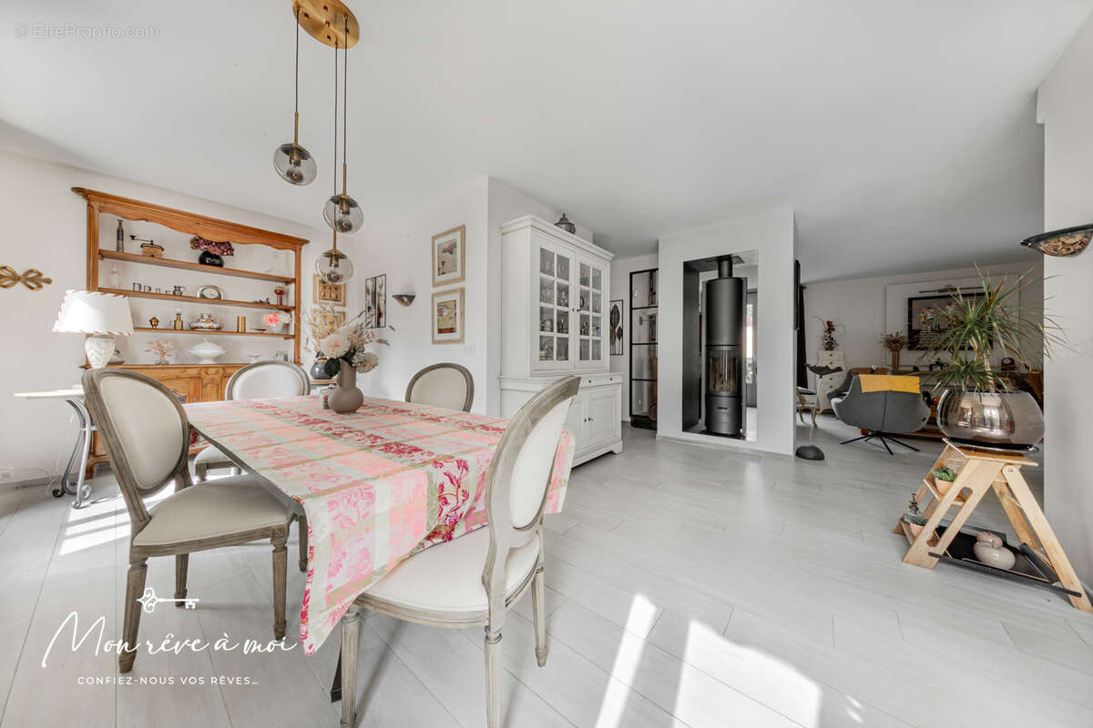 Maison lumineuse, au calme et en parfait état de 173m2, avec jardin, terrasses et parkings - photo 9