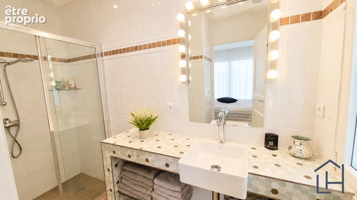 Luxueuse propriete contemporaine, 300m² + ss sol, recept° avec cuisine equipee de 90m², 5 suites dont 1 en rdj de 50m². gaz. ter - photo 9
