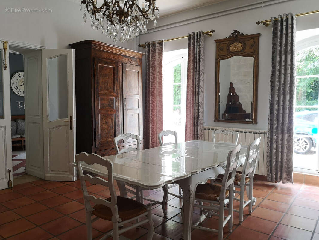 Maison à ENTRAIGUES-SUR-LA-SORGUE