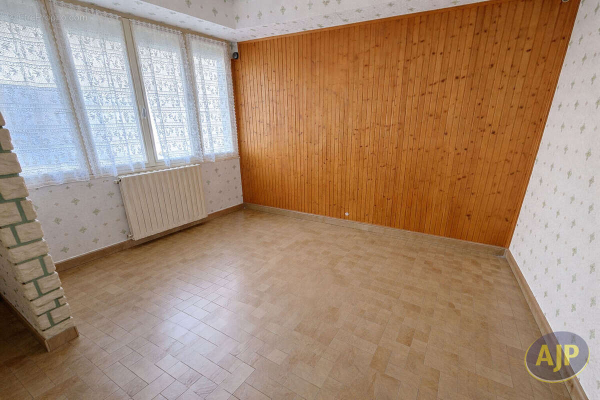 Maison à SAINT-MACAIRE-EN-MAUGES