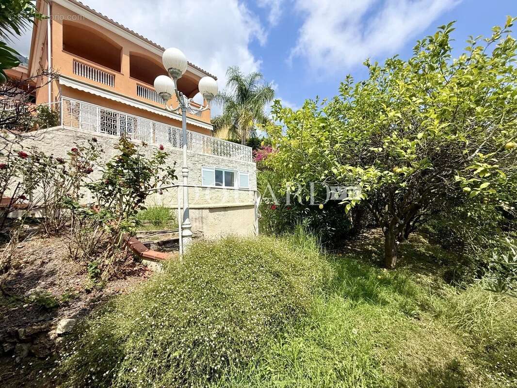 Dans un domaine privé et sécurisé, à vendre villa de prestige avec vue panoramique sur la Principauté de Monaco - photo 21