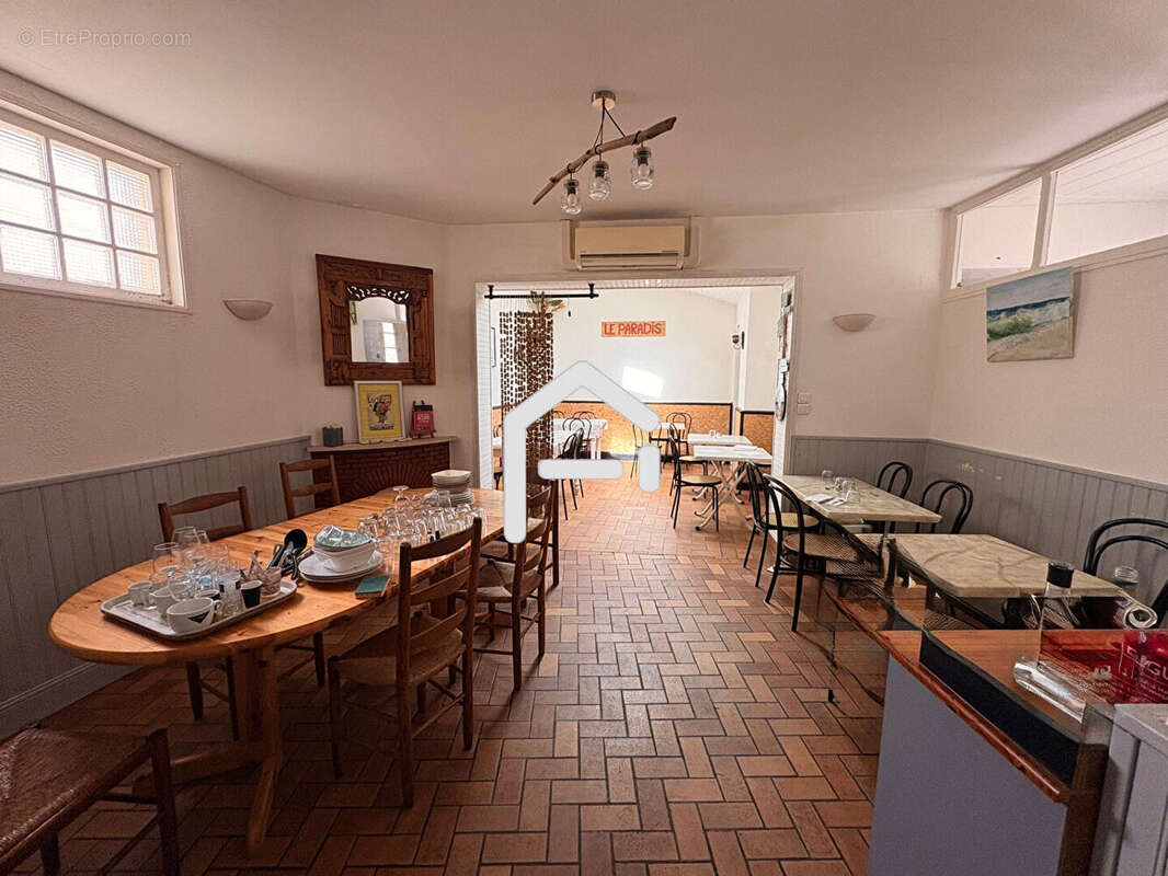 Commerce à SAINT-CYR-EN-TALMONDAIS