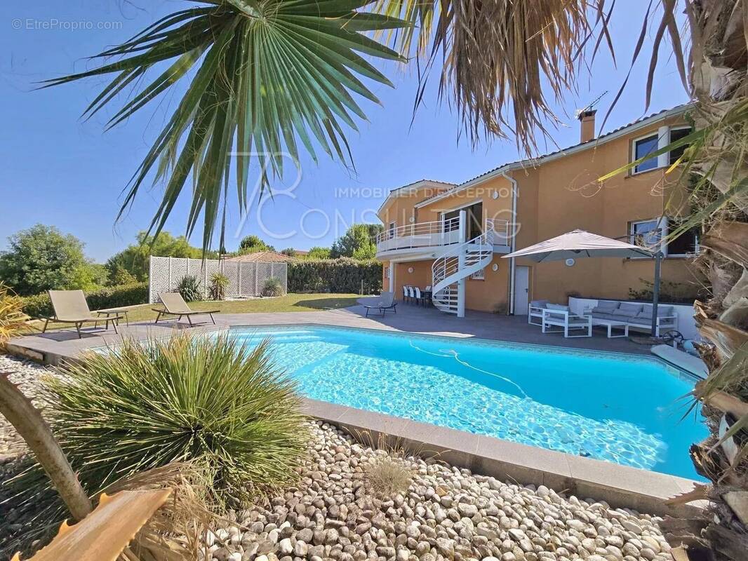 Maison à MONTAIGUT-SUR-SAVE