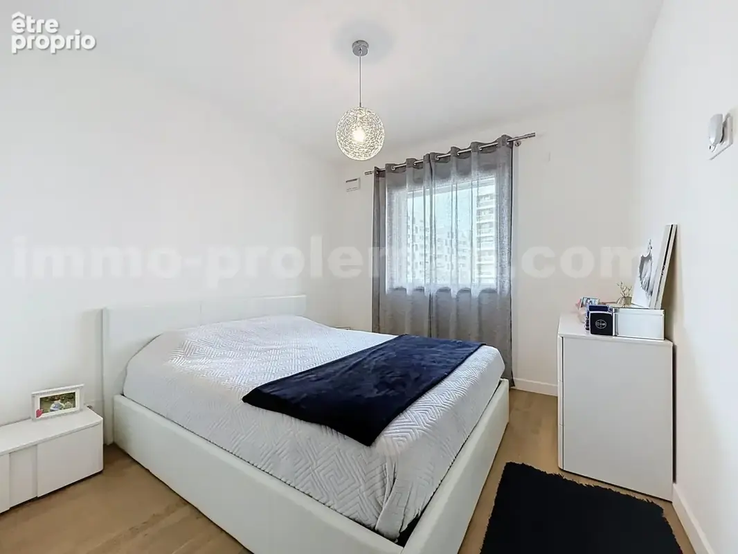 Appartement_T3_Annemasse_belle_superficie_proximitée_frontière_Suisse_tram_Ceva_direction_GENEVE_Frontaliers_Salon_Séjour_Cuisine_Terrasse_Vue_Chambre_1_
