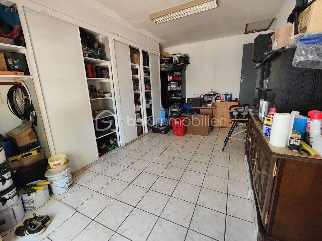 Nevian – maison de plain-pied de 130m² habitable – 4 chambres – salon avec toit cathédrale – séjour très lumineux avec cheminée  - photo 19