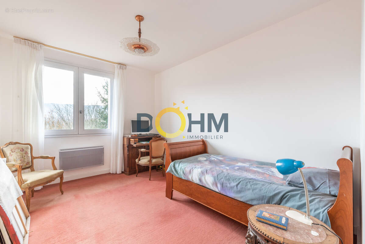 A vendre ambert maison renovee avec vue magnifique , calme, 5 chambres - photo 8