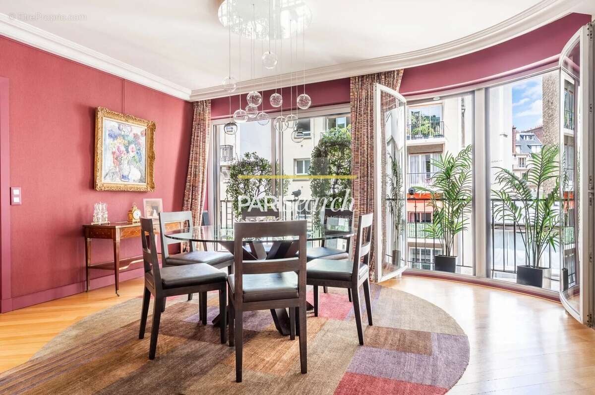 Appartement à PARIS-16E