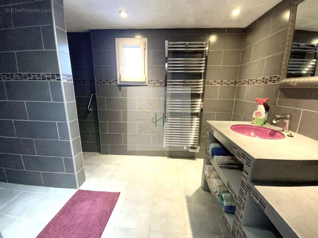 Maison à ROCHEMAURE