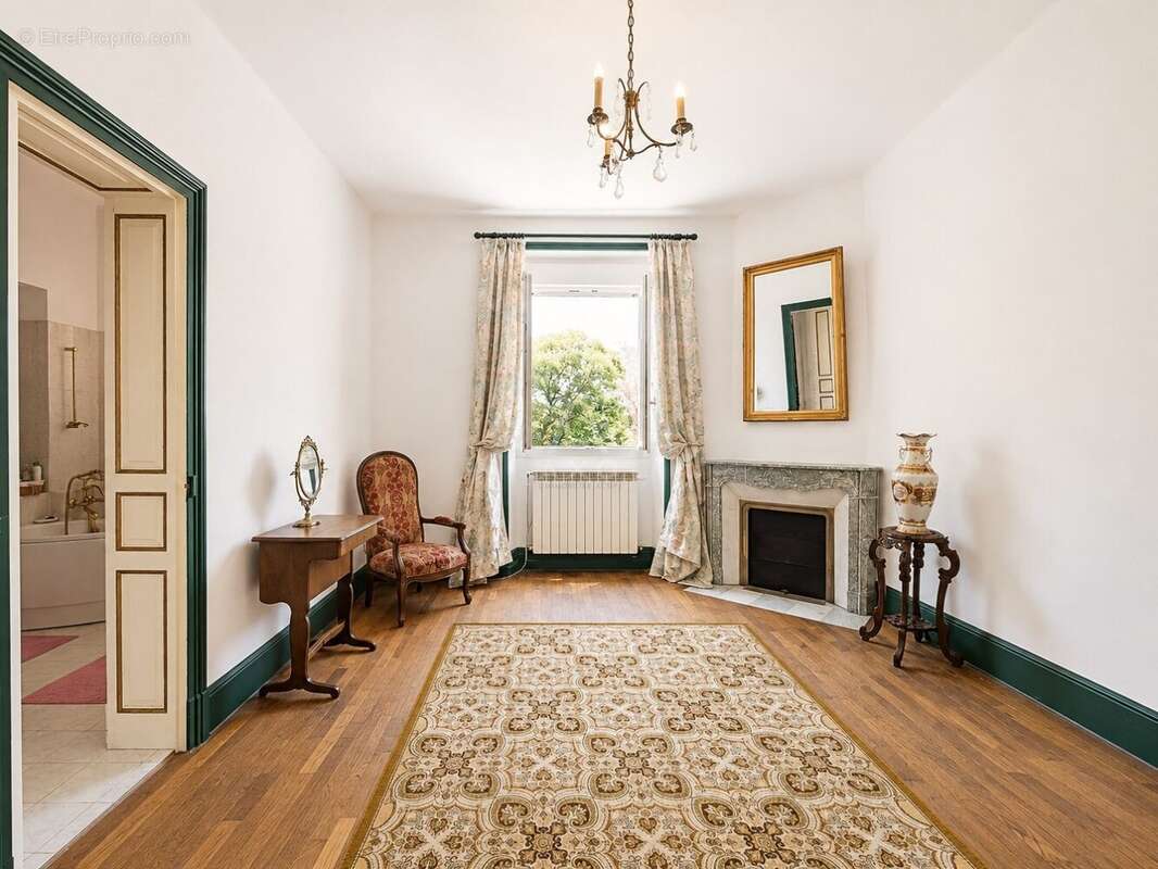 Maison de Maître de caractère  12 pièces - Centre-ville accessible à pied - photo 3