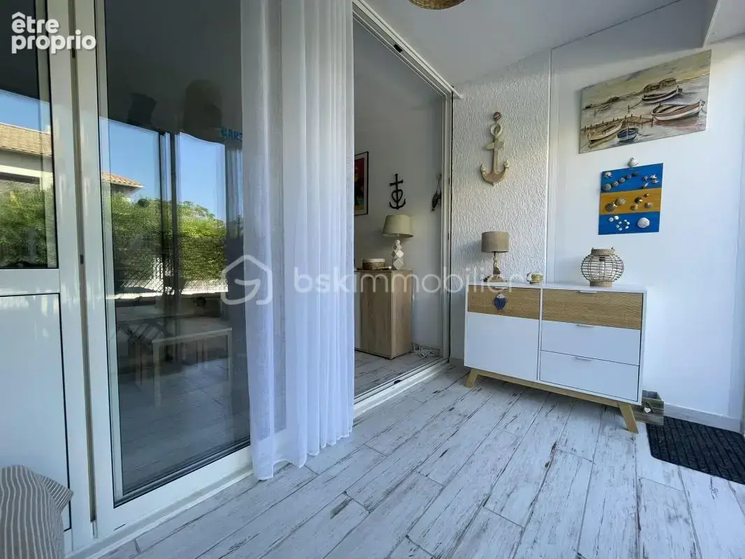 Studio cabine rénové et meublé avec loggia, terrasse et parking – Le Grau-du-Roi, secteur Boucanet - photo 4