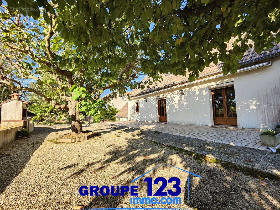 Maison à LAROCHE-SAINT-CYDROINE