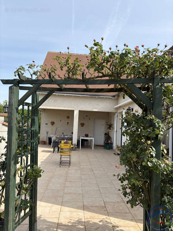 Maison à LA VILLE-AUX-DAMES