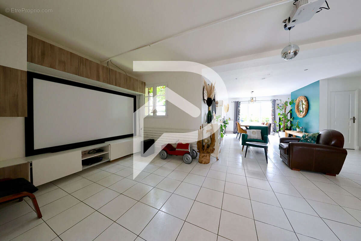 Maison à LE COUDRAY-MONTCEAUX