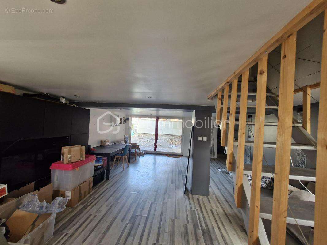 Maison familiale, ou bureaux, 8 pièces, lumineuse, au calme – Avec piscine, jardin, terrasses, grand espace de vie, grand parkin - photo 8