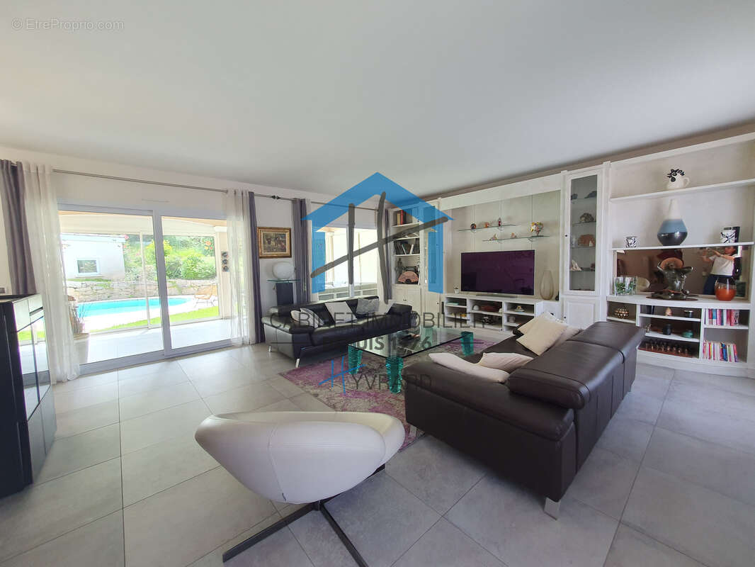 Villa d'exception de 230 m2 avec piscine et terrain de 1087 m2 - photo 3