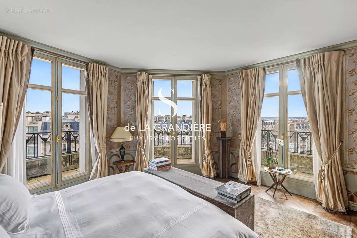 Appartement à PARIS-16E
