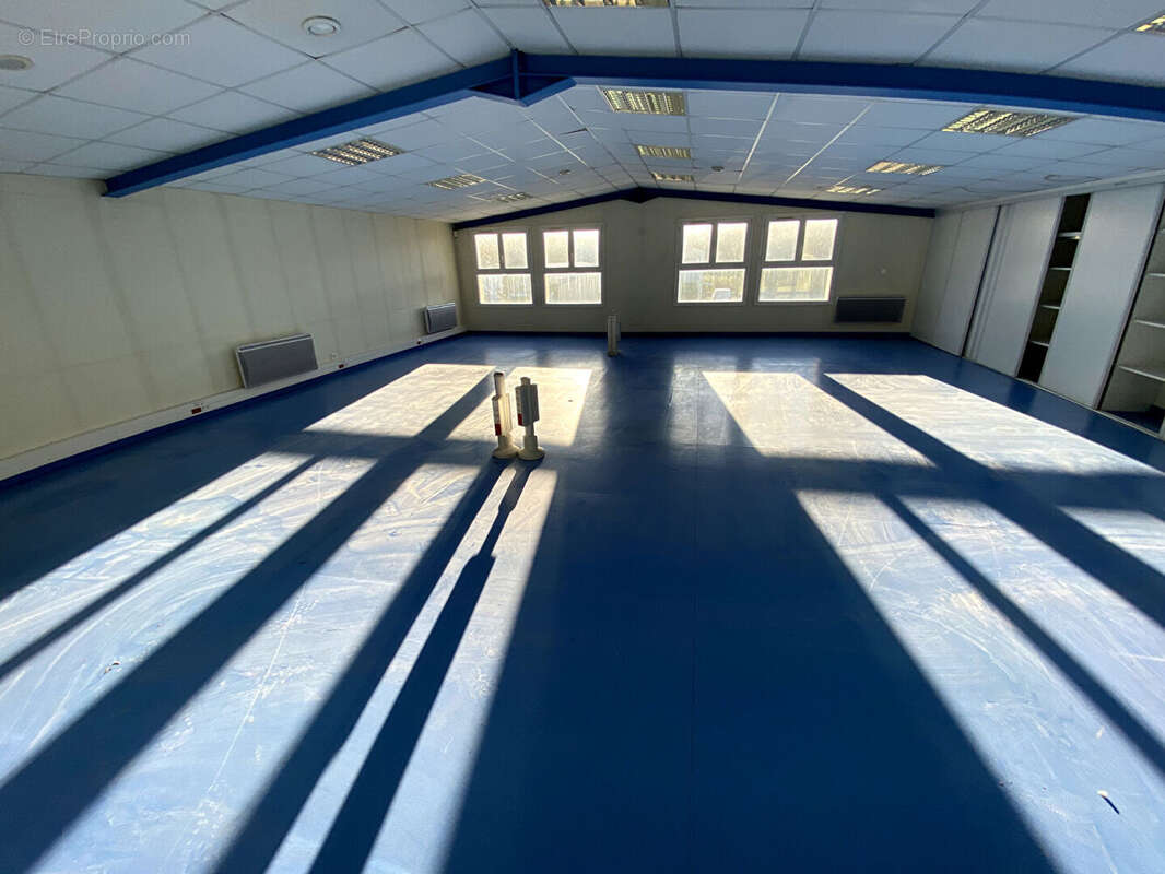 A VENDRE : Très beau Batiment d'activité 855 m2 (RDC 635 + étages 220) situé au NORD de NANTES - photo 17