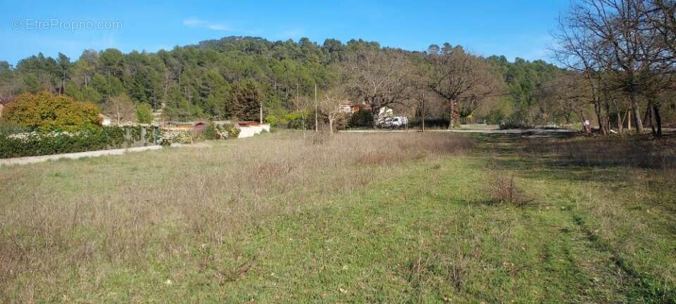 Terrain 800 m² à Montmeyan  - photo 2