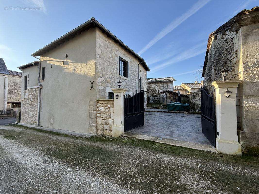 Maison à BOURDEILLES