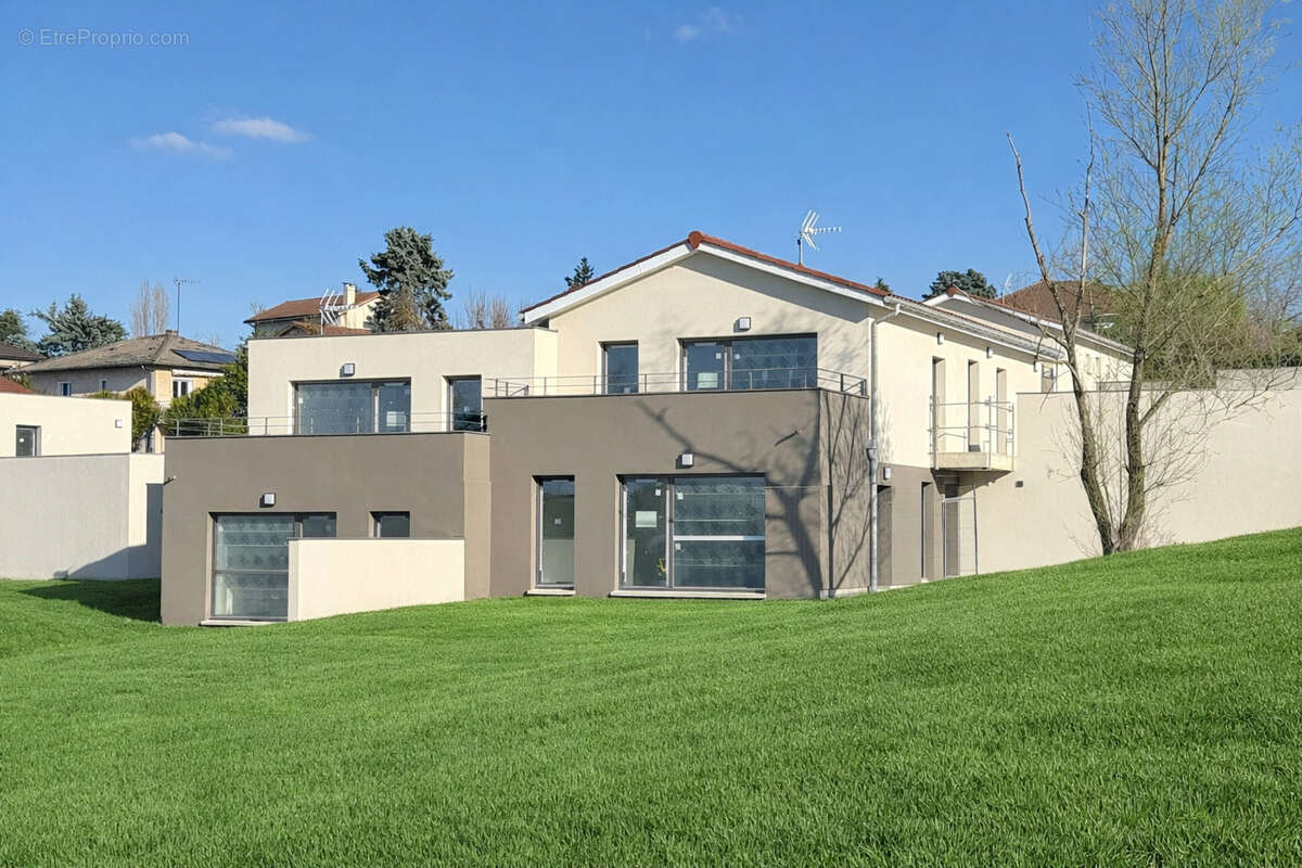 Appartement à LA TOUR-DE-SALVAGNY