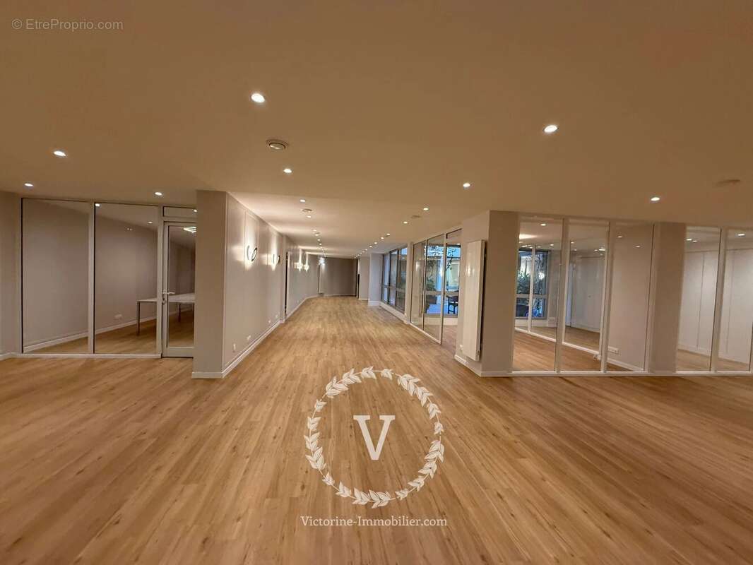 Commerce à PARIS-9E