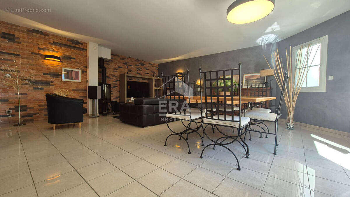 Maison à MANDRES-LES-ROSES